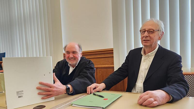 Arzt Ernst Trebin (rechts) mit seinem Anwalt Franz-Josef Schick im Landgericht.