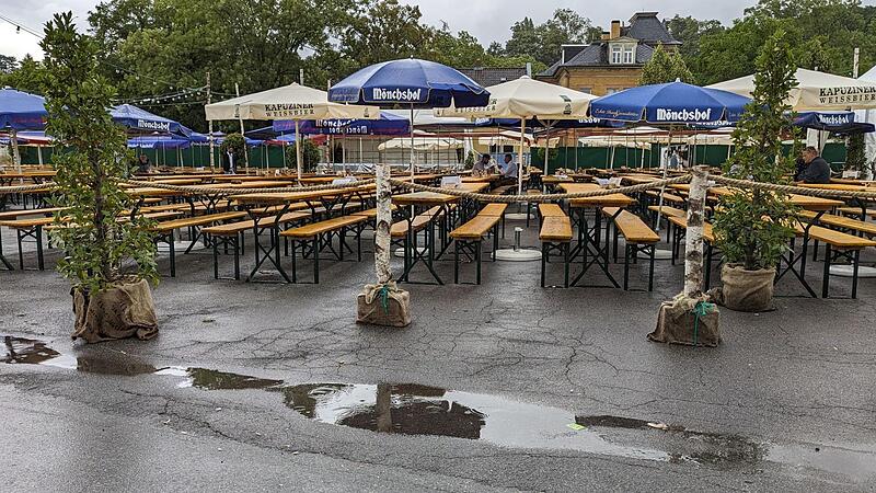 Dienstag, 15.20 Uhr auf dem Vogelschie&szlig;en: Gerade geht wieder ein Schauer runter. Der Biergarten ist verwaist, bis auf ein paar Hartgesottene, die unterm Sonnenschirm abwarten.