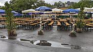 Dienstag, 15.20 Uhr auf dem Vogelschießen: Gerade geht wieder ein Schauer runter. Der Biergarten ist verwaist, bis auf ein paar Hartgesottene, die unterm Sonnenschirm abwarten.