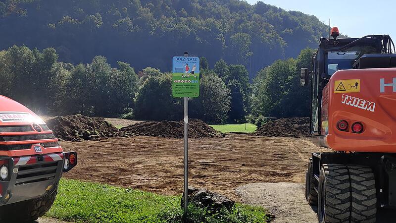 Einfach weggebaggert: Der Bolzplatz in Behringersmühle.Forchheim & Fränkische Schweiz Einfach weggebaggert: Der Bolzplatz in Behringersmühle.Forchheim & Fränkische Schweiz
