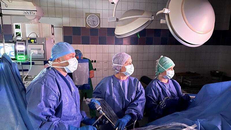 Dr. Pavol Klobusicky und sein Team im Operationssaal.