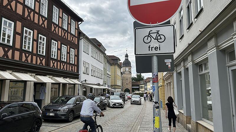 Bislang d&uuml;rfen Fahrradfahrer die Coburger Ketschengasse noch gegen die Einbahnstra&szlig;en-Richtung befahren.