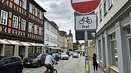 Ketschengasse Coburg Bislang dürfen Fahrradfahrer die Coburger Ketschengasse noch gegen die Einbahnstraßen-Richtung befahren.