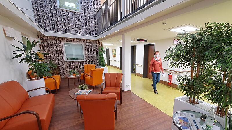 Gemeinschaftsraum im Stil der 60er-Jahre: Im Haus Wiesengrund  der Sozialstiftung leben 89 Demenzkranke.