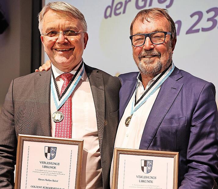 Kulmbach hat zwei neue Tr&auml;ger der Goldenen B&uuml;rgermedaille: die Unternehmerpers&ouml;nlichkeiten Stefan Soin&eacute; (Ireks) und Gerd-Dietmar Kohlrusch (Wiegel, sp&auml;ter SPIE, GDK Unternehmensberatung)