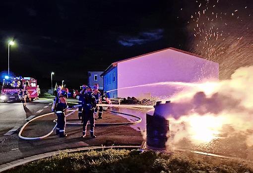Ein Feuer in der Pretzfelder Straße galt es – unter Aufsicht und mit genügend Abstand – zu löschen.