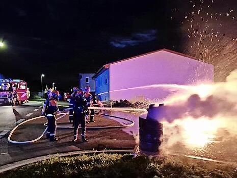 Ein Feuer in der Pretzfelder Straße galt es – unter Aufsicht und mit genügend Abstand – zu löschen.