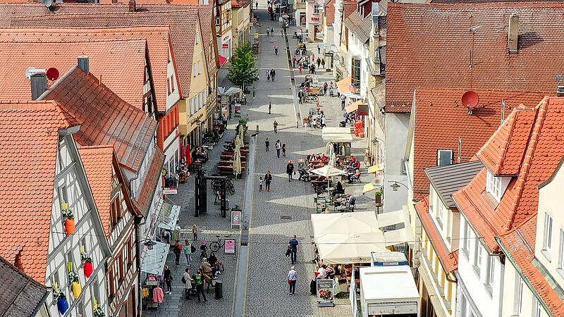 Ab dieser Woche wird der Anliegerverkehr aus der Burgerhofstraße auf die Hauptstraße umgeleitet. Über die Flaniermeile könnten künftig also mitunter ganztägig Autos sowie große Baustellenfahrzeuge rollen.Forchheim & Fränkische Schweiz Ab dieser Woche wird der Anliegerverkehr aus der Burgerhofstraße auf die Hauptstraße umgeleitet. Über die Flaniermeile könnten künftig also mitunter ganztägig Autos sowie große Baustellenfahrzeuge rollen.Forchheim & Fränkische Schweiz