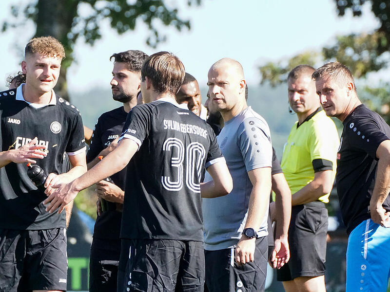 Jakob Engelmann (Mitte) wird auch in der kommenden Saison den SC Sylvia Ebersdorf betreuen.