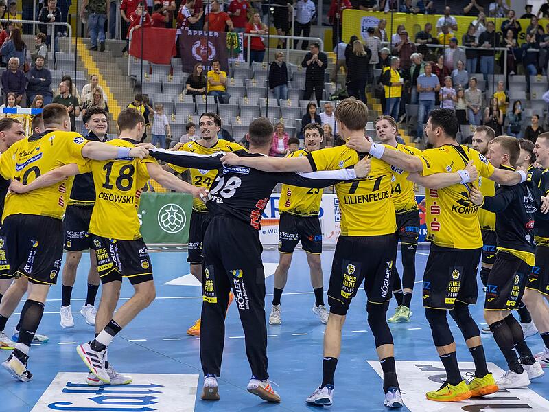 Noch ein letztes Mal zusammen im Kreis einen Sieg zelebrieren: Das m&ouml;chten die HSC-Spieler am Samstagabend auf dem Feld der HUK-Arena.