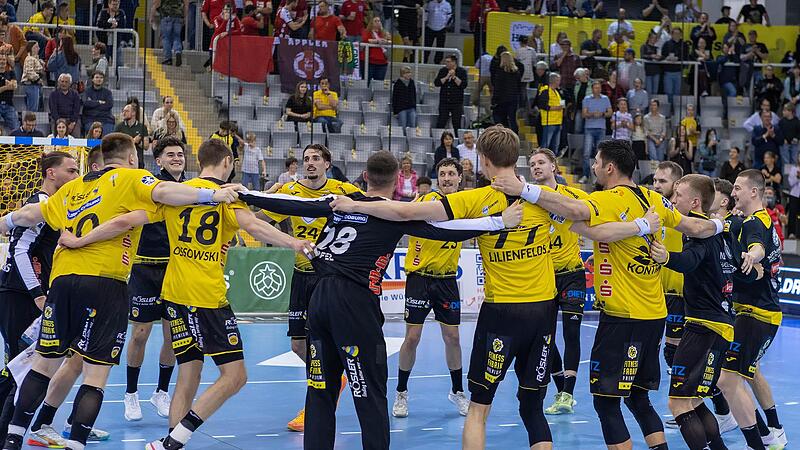 Noch ein letztes Mal zusammen im Kreis einen Sieg zelebrieren: Das m&ouml;chten die HSC-Spieler am Samstagabend auf dem Feld der HUK-Arena.