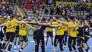 Noch ein letztes Mal zusammen im Kreis einen Sieg zelebrieren: Das m&ouml;chten die HSC-Spieler am Samstagabend auf dem Feld der HUK-Arena.