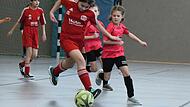 Ein Novum in der Oerlenbacher Turnier-Geschichte war das Ballbina-Turnier von vier M&auml;dchen-Mannschaften. Unser Bild zeigt die Partie zwischen dem FC WMP Lauertal (in rot) und der SG Oberes Werntal.