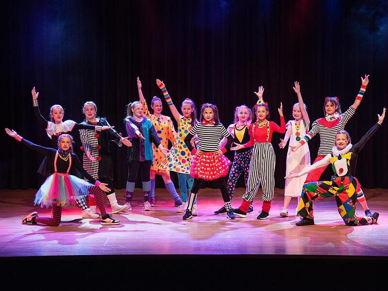 Die Unter- & Mittelstufentanzgruppe begeistert mit ihrer Clown-Nummer.Dance Street
