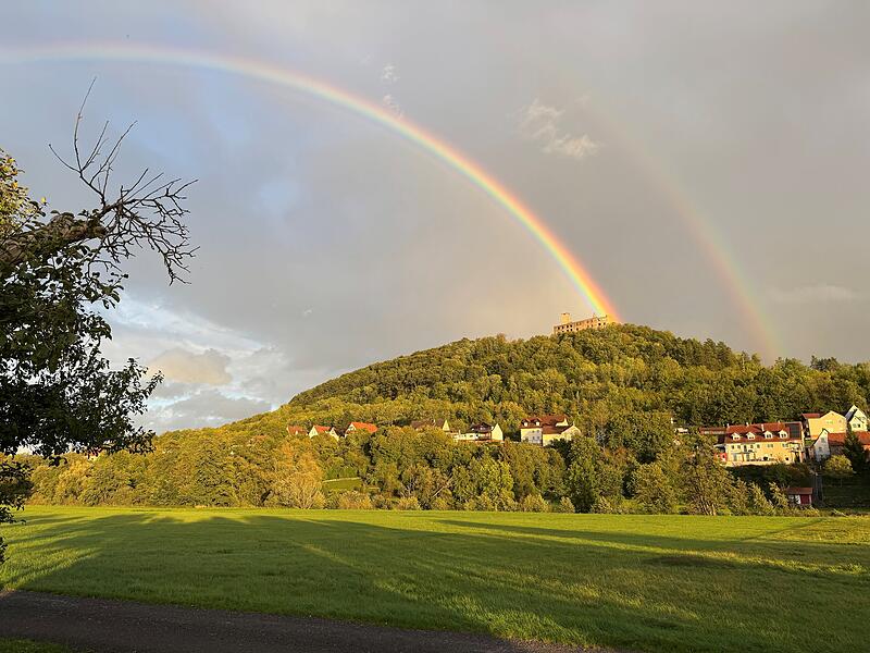 Hier zu sehen: ein doppelter Regenbogen direkt über der Trimburg.
