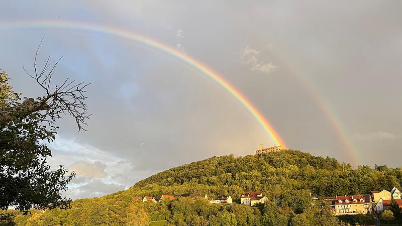 Hier zu sehen: ein doppelter Regenbogen direkt über der Trimburg.