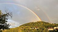 Hier zu sehen: ein doppelter Regenbogen direkt über der Trimburg.