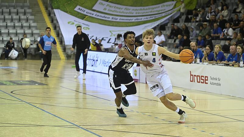 Felix Egger vom BBC Coburg (hier im Spiel gegen die Kangaroos von der BG Hessing Leitershofen) will, dass sein Team am Sonntag gegen Würzburg Baskets Akademie die Siegesserie fortsetzt. Felix Egger vom BBC Coburg (hier im Spiel gegen die Kangaroos von der BG Hessing Leitershofen) will, dass sein Team am Sonntag gegen Würzburg Baskets Akademie die Siegesserie fortsetzt.