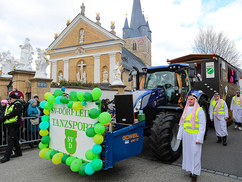 Sonnenschein und gute Laune: Der Faschingsumzug in Memmelsdorf begeistert die Massen.