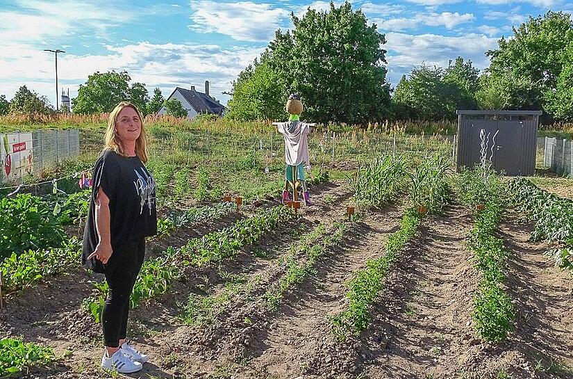 Stephanie Kretschmann auf dem 250 Quadratmeter gro&szlig;en Acker der &bdquo;Ackerracker&ldquo;, bewacht von Freddy, der Vogelscheuche.