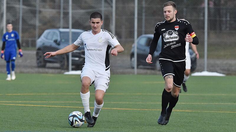 Elias Reiher (links) vom FC Strahlungen erzielte im Spiel der Bezirksliga Ost gegen den FC Gerolzhofen (rechts Timo Jopp) zwei Tore. Mit zw&ouml;lf Treffern ist er nun geteilter Vierter der Torsch&uuml;tzenliste.