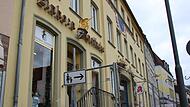 Seit Montag stehen Bauz&auml;une vor der Einhorn-Apotheke, Treppe und Einfahrt sind jedoch zug&auml;nglich. Das Geb&auml;ude am Marktplatz pr&auml;gt das Stadtbild, die Eigent&uuml;mergesellschaft m&ouml;chte es jedoch durch einen viergeschossigen Neubau ersetzen.