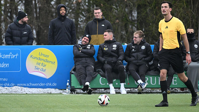 Sport Fu&szlig;ball Saison 2025 / 2026 Bayernliga Nord  19. Spieltag am Samstag 29.11.2025 Spielort  Neudrossenfeld Sportpark Am Weinberg Kunstrasenplatz Spielbeginn 14.00 h TSV Neudrossenfeld gegen ASV Neumarkt  Halbzeitergebnis 0:1  Endstand 1:3 Andreas BaumTSV Neudrossenfeld - ASV Neumarkt