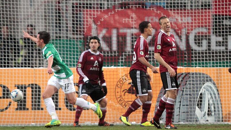Eines von vielen denkwürdigen Frankenderbys fand im Dezember 2011 im DFB-Pokal statt. 1:0 siegte die SpVgg Greuther Fürth gegen den 1. FC Nürnberg dank des Treffers von Edgar Prib (grünes Trikot) zum Ärger der Club-Spieler Almog Cohen, Timothy Cha...