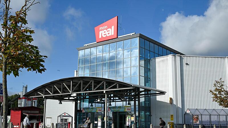 Die &bdquo;Mein Real&ldquo;-Filiale in Hallstadt sollte eigentlich f&uuml;r die Zukunft gest&auml;rkt werden. Doch nun wirft die Insolvenz des Unternehmens bei Mitarbeitern, Kunden und Lieferanten Fragen auf.