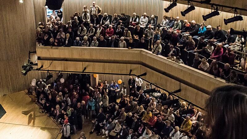 Volle Sitzreihen gab es nicht nur beim Tag der offenen T&uuml;r (Foto) im neuen Globe. Viele Vorstellungen des Landestheaters in dem Rundbau sind ausverkauft.