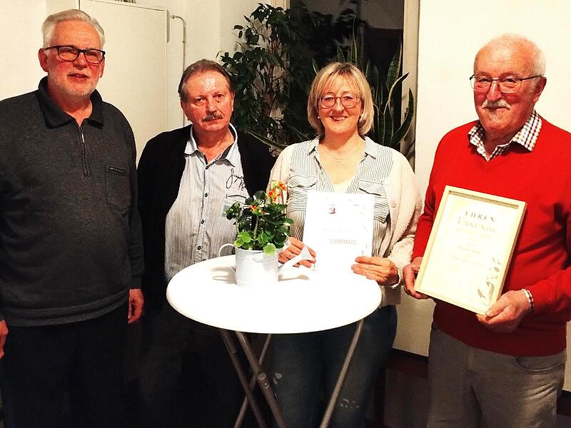 Unser Bild zeigt Schriftführer Michael Schott, Vorsitzenden Günther Bauer mit Katrin Seiferth und dem neuen Ehrenmitglied Hermann Dörfler. Unser Bild zeigt Schriftführer Michael Schott, Vorsitzenden Günther Bauer mit Katrin Seiferth und dem neuen Ehrenmitglied Hermann Dörfler.