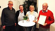 Unser Bild zeigt Schriftf&uuml;hrer Michael Schott, Vorsitzenden G&uuml;nther Bauer mit Katrin Seiferth und dem neuen Ehrenmitglied Hermann D&ouml;rfler.