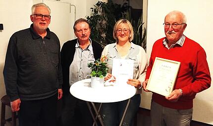Unser Bild zeigt Schriftf&uuml;hrer Michael Schott, Vorsitzenden G&uuml;nther Bauer mit Katrin Seiferth und dem neuen Ehrenmitglied Hermann D&ouml;rfler.