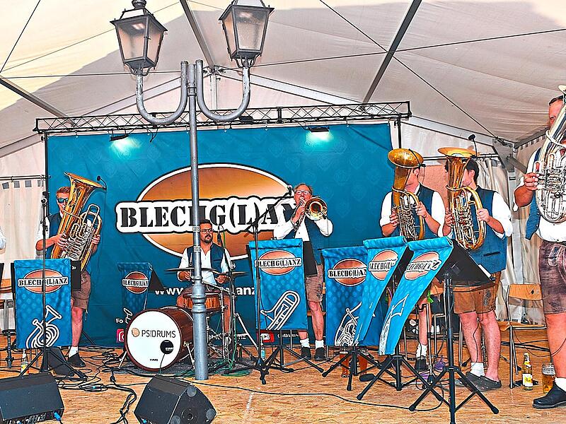 Man hatte eine Blasmusik von der Fränkischen Seenplatte mit der Gruppe „Blechg(l)anz verpflichtet. Dieter Radziej Man hatte eine Blasmusik von der Fränkischen Seenplatte mit der Gruppe „Blechg(l)anz verpflichtet. Dieter Radziej