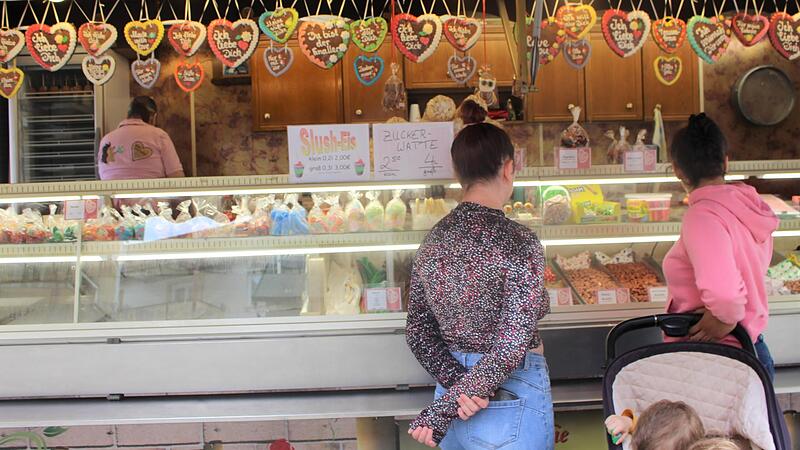 Allerlei S&uuml;&szlig;igkeiten gibt es auf dem Bad Br&uuml;ckenauer Stadtfest.