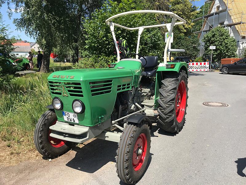 1000 Jahre Ailsbach: Die Oldtimer gl&auml;nzten und tuckerten um die Wette