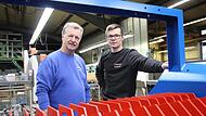 Norbert Dressel und Dominik Dressel (rechts) stehen bei einem Nachfolgemodell der Brennholz Reinigungstrommel, für die das Unternehmen 2016 den Erfinderpreis des Oberfränkischen Handwerks bekommen hat.