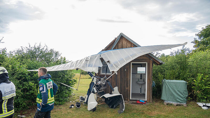 Ultraleichtflugzeug stürzt in Holzhütte bei Burgebrach Ultraleichtflugzeug stürzt in Holzhütte bei Burgebrach