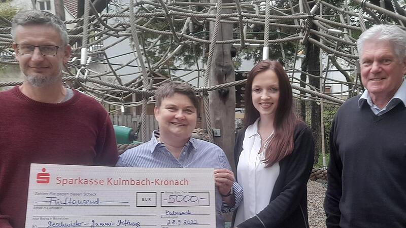 Udo Dirks (links) und Hanna Böhmer (Zweite von rechts) von der Geschwister-Gummi-Stiftung freuen sich über 5000 Euro, von denen unter anderem Spielküchen für die betreuten Kinder angeschafft werden sollen. Die Spende überreichten die letzte Vorsit... Udo Dirks (links) und Hanna Böhmer (Zweite von rechts) von der Geschwister-Gummi-Stiftung freuen sich über 5000 Euro, von denen unter anderem Spielküchen für die betreuten Kinder angeschafft werden sollen. Die Spende überreichten die letzte Vorsit...