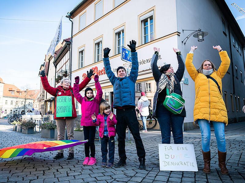 Die sch&ouml;nsten Impressionen von der Menschenkette der Omas gegen Rechts am 8. Februar in Forchheim.