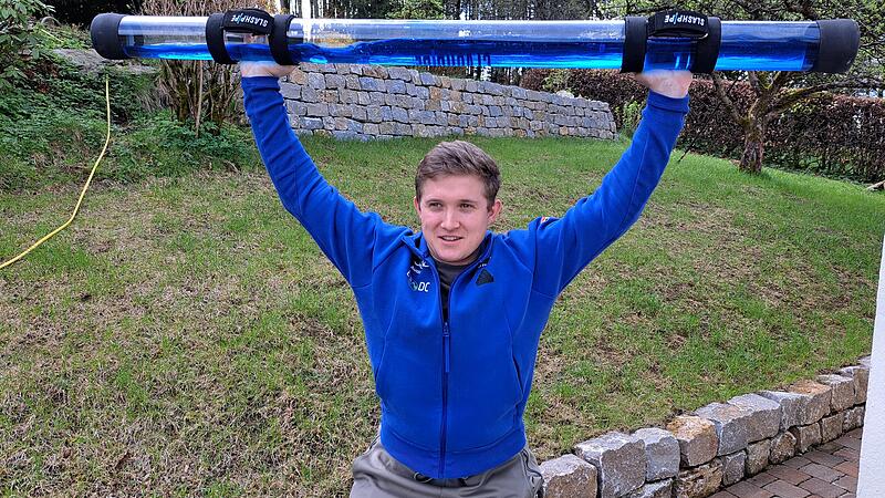 Weltcup-Fahrer Jacob Schramm bei der Reha im elterlichen Eppenreuth im Frankenwald. Der 26-Jährige macht dabei sehr gute Fortschritte.