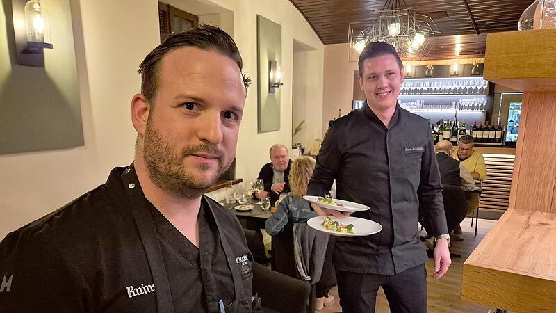 Fabio Galizia in seinem Bamberger Spitzen-Restaurant Vita, im Hintergrund Sternekoch Simon Schlachter Fabio Galizia in seinem Bamberger Spitzen-Restaurant Vita, im Hintergrund Sternekoch Simon Schlachter