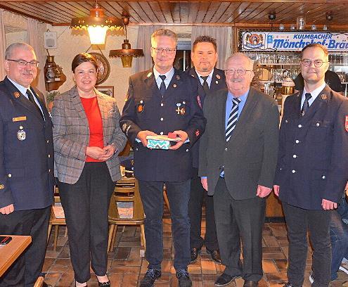Unser Foto zeigt (v.l.) Kreisbrandinspektor Matthias Weber, B&uuml;rgermeisterin Angela Hofmann, Matthias Fischer, den Kommandanten Mario Backer, Bernd Steger (Stellvertreter des Landrats) sowie Vorsitzenden Jochen Fiedler.