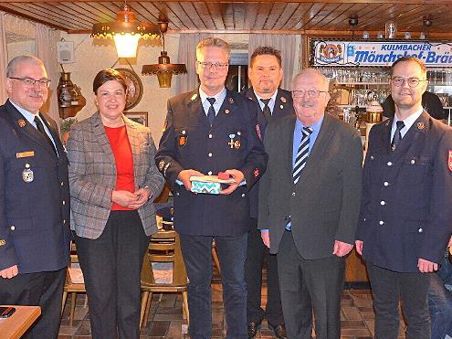 Unser Foto zeigt (v.l.) Kreisbrandinspektor Matthias Weber, B&uuml;rgermeisterin Angela Hofmann, Matthias Fischer, den Kommandanten Mario Backer, Bernd Steger (Stellvertreter des Landrats) sowie Vorsitzenden Jochen Fiedler.