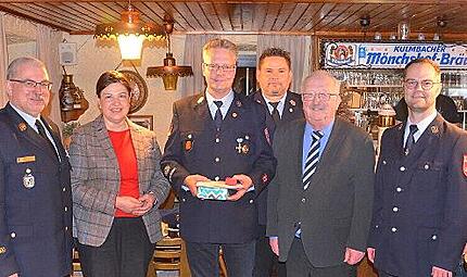 Unser Foto zeigt (v.l.) Kreisbrandinspektor Matthias Weber, Bürgermeisterin Angela Hofmann, Matthias Fischer, den Kommandanten Mario Backer, Bernd Steger (Stellvertreter des Landrats) sowie Vorsitzenden Jochen Fiedler. Unser Foto zeigt (v.l.) Kreisbrandinspektor Matthias Weber, Bürgermeisterin Angela Hofmann, Matthias Fischer, den Kommandanten Mario Backer, Bernd Steger (Stellvertreter des Landrats) sowie Vorsitzenden Jochen Fiedler.