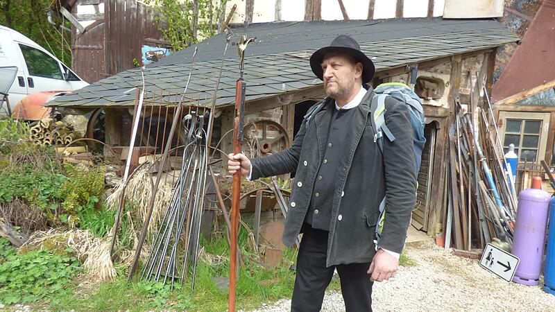 Der Haager Schmied Hubert Hunstein startet mit der Ferula und seinem Rucksack in der Walzmontur vor seiner Werkstatt zu seiner Pilgerreise nach Rom.Forchheim & Fr&auml;nkische Schweiz