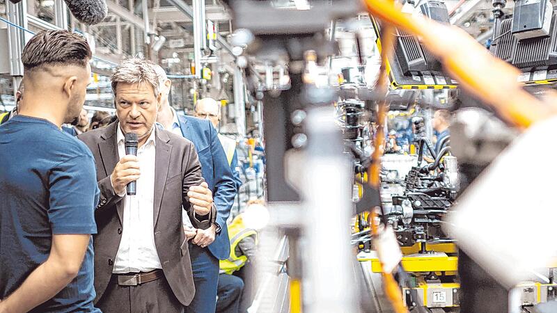 Wirtschaftsminister Robert Habeck hat am Freitag das VW-Werk in Emden besucht.