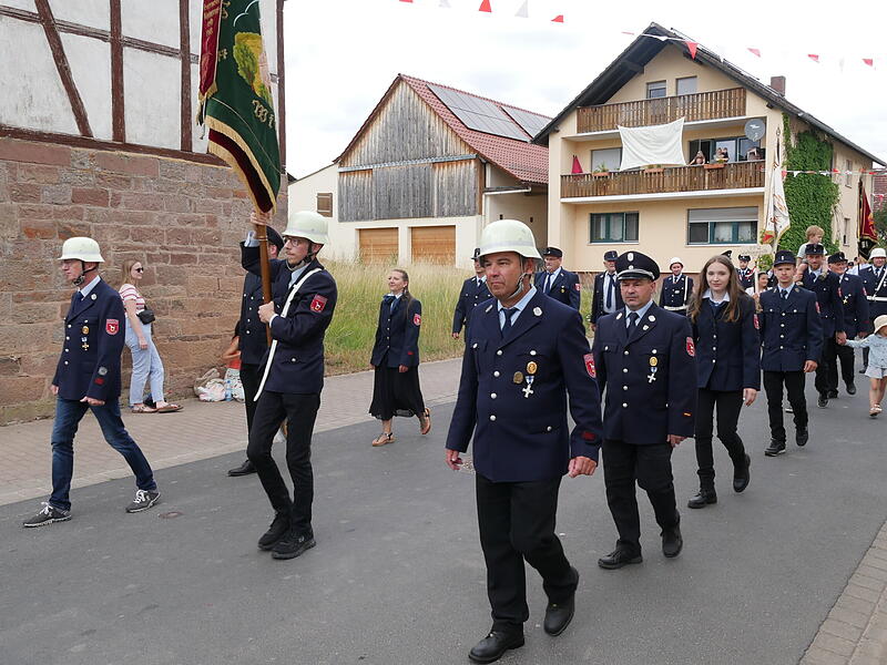 Feuerwehren aus der Region nahmen am Festzug teil.Festzug der Jubiläumsfeier 150 Jahre Freiwillige Feuerwehr Dittlofsroda Feuerwehren aus der Region nahmen am Festzug teil.