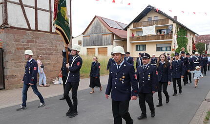Feuerwehren aus der Region nahmen am Festzug teil.