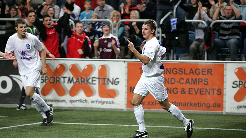 "Mit fünf Turniertoren drückte Peter Heyer (rechts) dem Hallenmasters 2007 seinen Stempel auf. Heyer, Johannes Bechmann (links) und Co. schnupperten als damaliger Oberligist gar am Titelgewinn.